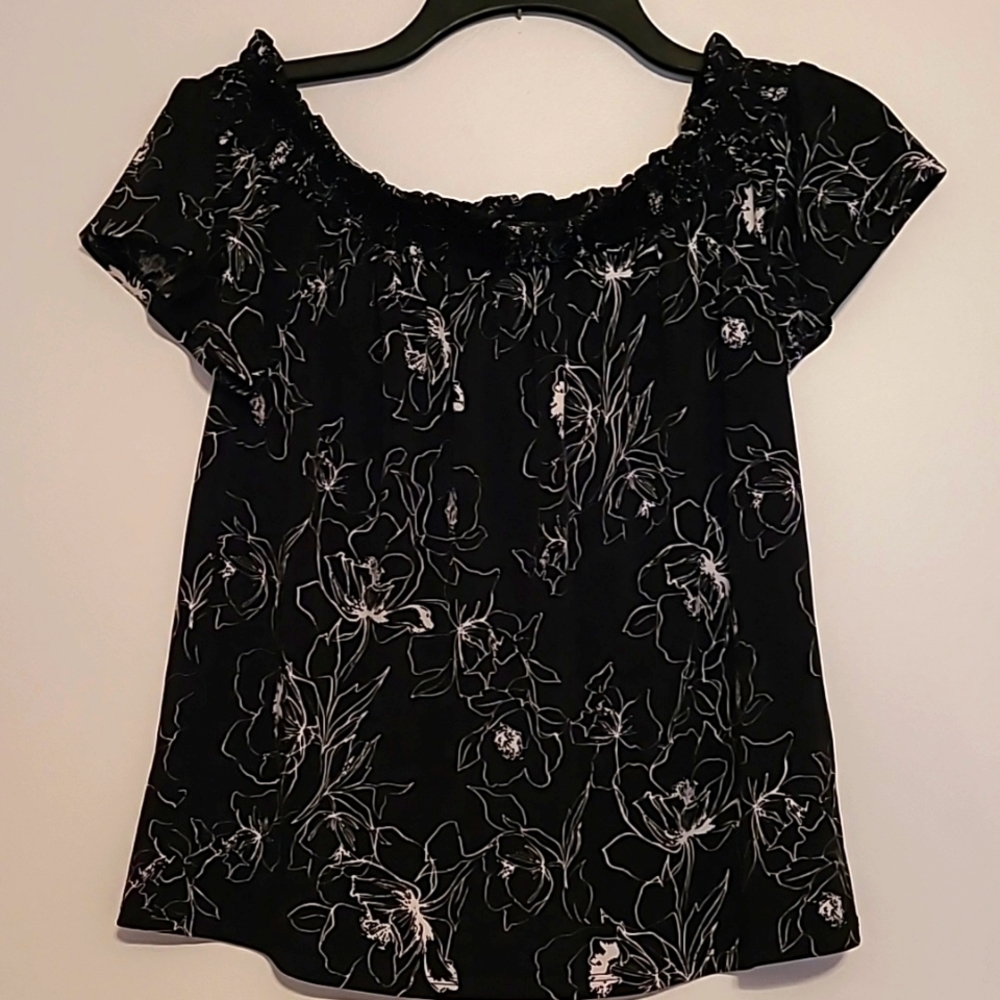 Whitehouse Black Market Black & white off shoulder blouse XS